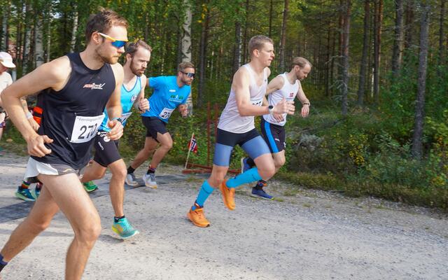 Fra starten på halvmaraton som hadde størst deltakelse med vinner Sjur Krystad Prestsæter nærmest. (Foto: Karoline Skaraberget)