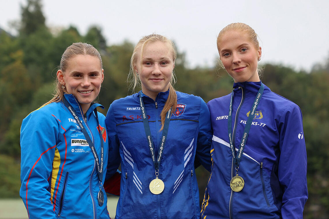 Premiepallen for jenter 17 år på 800 meter i UM: Mari Skraastad, Vilde-Sofie Torvund og Andrea Nygård Vie. (Alle foto: Arne Dag Myking)