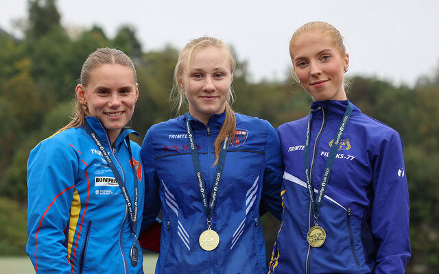 Premiepallen for jenter 17 år på 800 meter i UM: Mari Skraastad, Vilde-Sofie Torvund og Andrea Nygård Vie. (Alle foto: Arne Dag Myking)