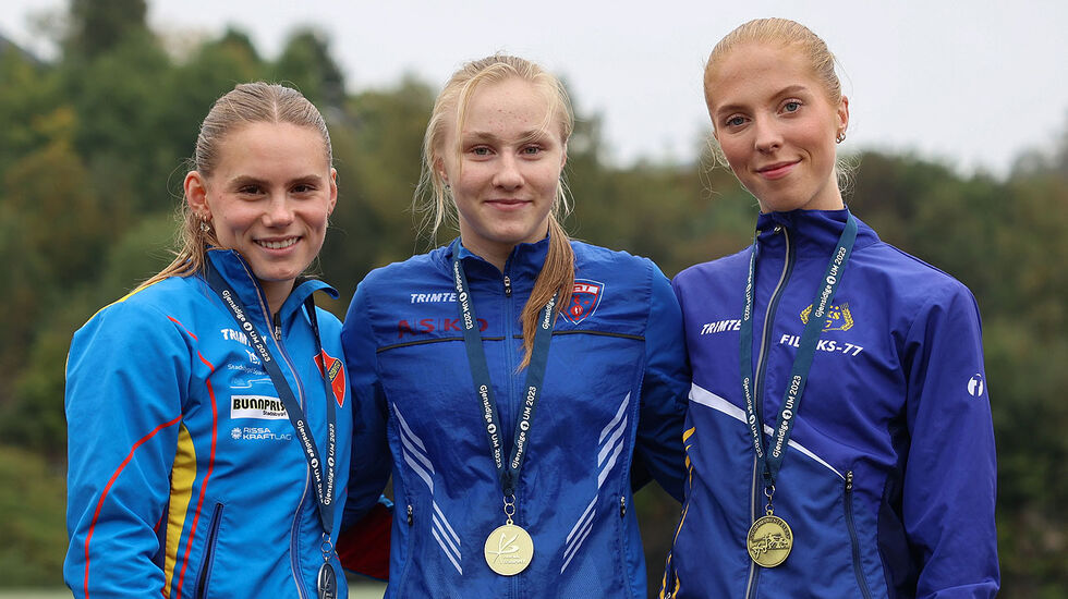 Premiepall med Mari Skraastad, Vilde-Sofie Torvund og Andrea Nygård Vie.