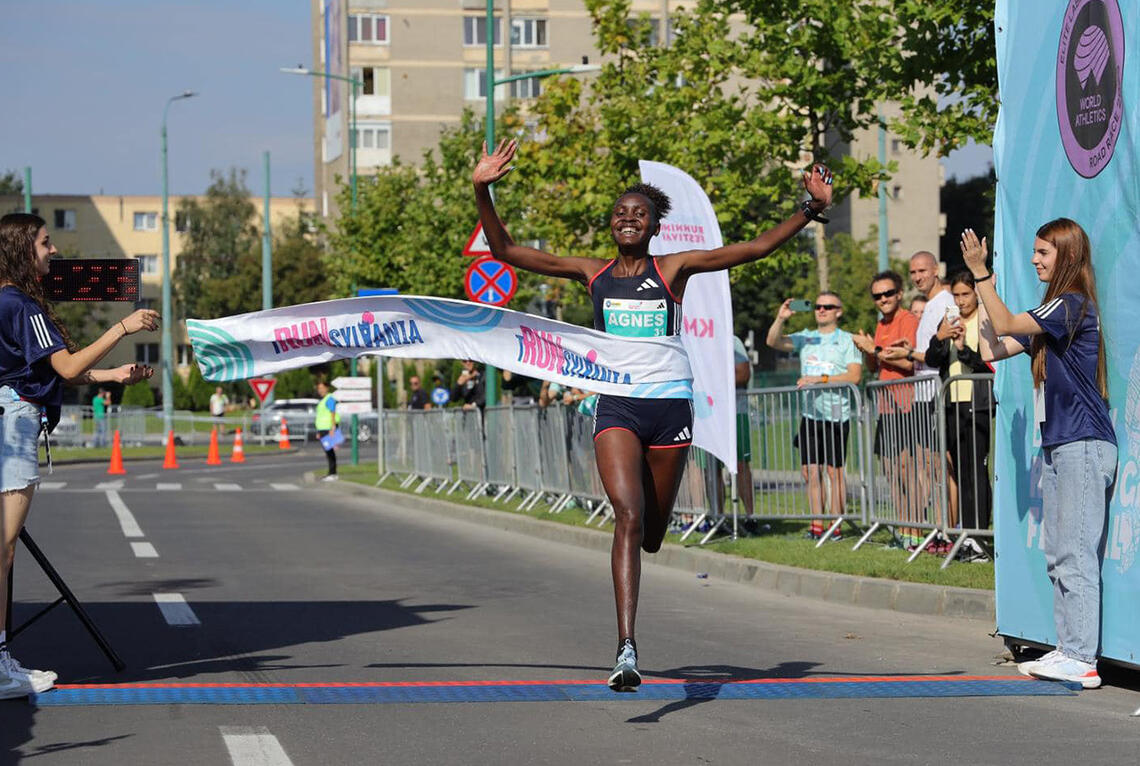 I et rent kvinnefelt satte kenyanske Agnes Ngetich verdensrekord på 10 km gateløp. (Foto: Brasov Running Festival)
