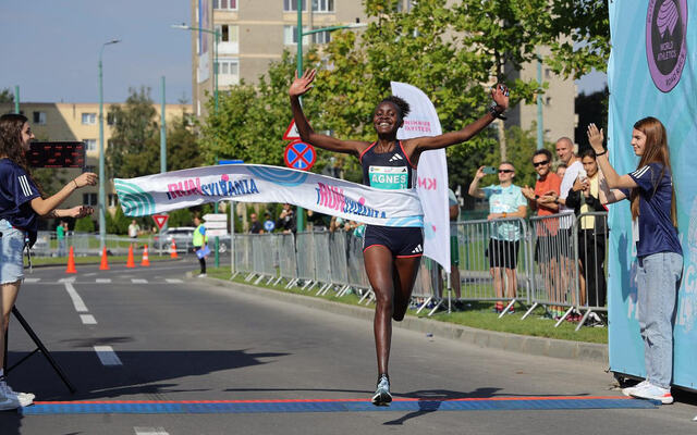 I et rent kvinnefelt satte kenyanske Agnes Ngetich verdensrekord på 10 km gateløp. (Foto: Brasov Running Festival)