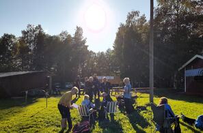 Sol over samlingsplassen ved Furasaga. (Foto. Stein Arne Negård)