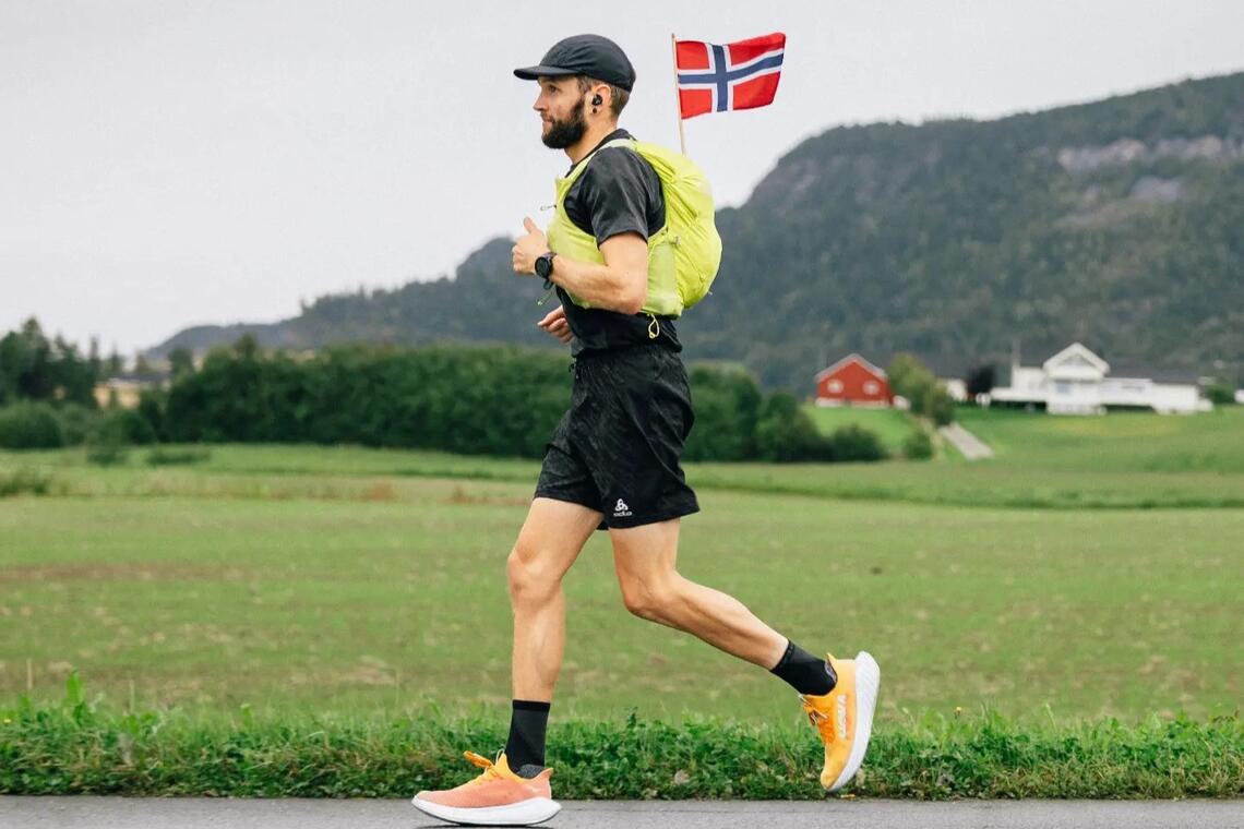 Jake Catterall har så langt løpt med det norske flagget i sekken i 40 dager. (Foto fra Jake Catteralls Facebookside)