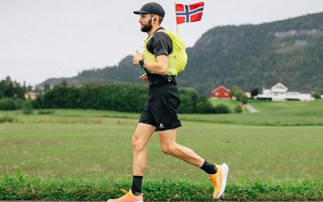 Jake Catterall har så langt løpt med det norske flagget i sekken i 40 dager. (Foto fra Jake Catteralls Facebookside))