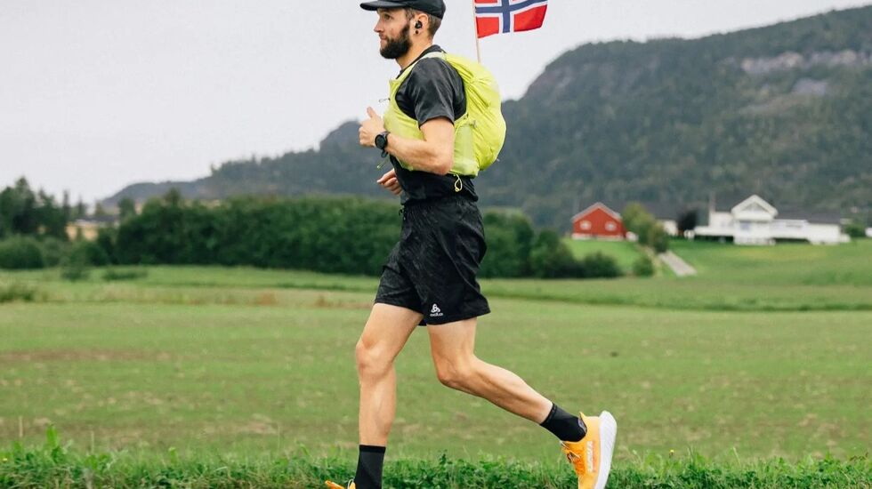 Jake Catterall har så langt løpt med det norske flagget i sekken i 40 dager. (Foto fra Jake Catteralls Facebookside)) 