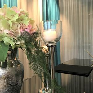 Rosa Blomst og lysestake med vigselsrommet i bakgrunn