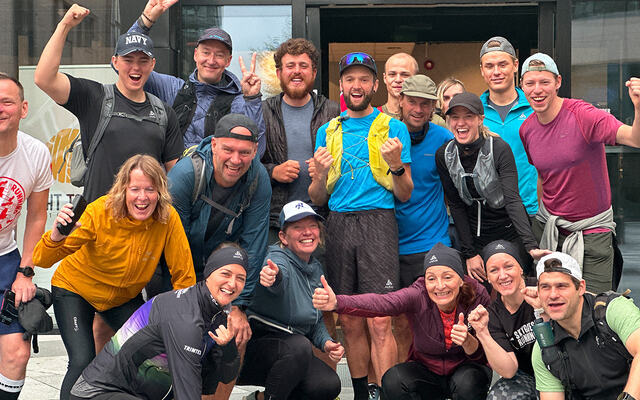 Jake Catterall sammen med alle fremmøtte på Aker Brygge i Oslo. I dag har han fortsatt sørover. (Foto: Tom-Arild Hansen)