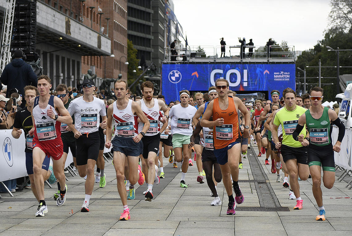 Starten går for eliteklassene på halvmaraton. (Foto: Bjørn Johannessen)