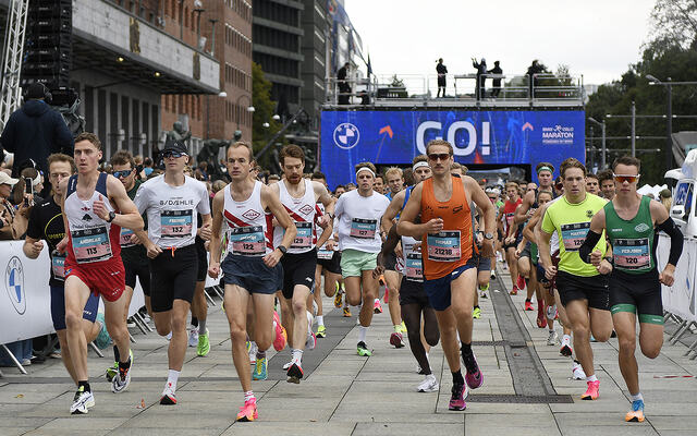 Starten går for eliteklassene på halvmaraton. (Foto: Bjørn Johannessen)