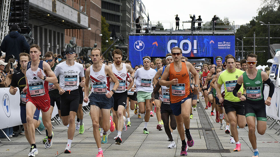 Starten går for eliteklassene på halvmaraton. (Foto: Bjørn Johannessen)