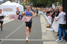 Sondre Nordstad Moen løper i mål etter meget sterke 28.29. (Foto: Runar Gilberg)