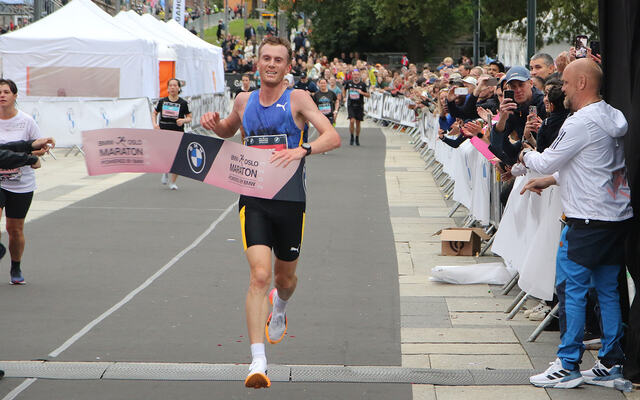 Sondre Nordstad Moen løper i mål etter meget sterke 28.29. (Foto: Runar Gilberg)