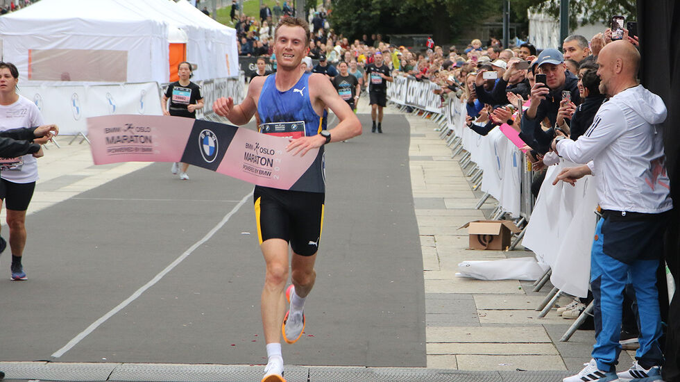 Sondre Nordstad Moen løper i mål etter meget sterke 28.29. (Foto: Runar Gilberg)