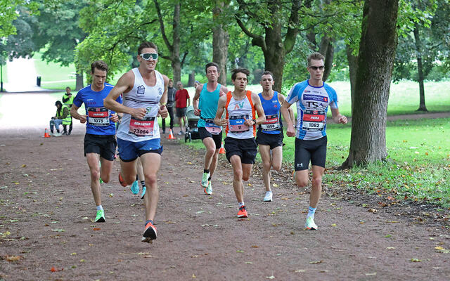 Sebastian Conrad Håkansson tok mye av drajobben i gruppa han løp mye med på maratondistansen. (Foto: Tom-Arild Hansen)