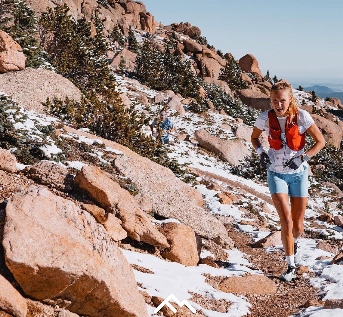 Sylvia Nordskar møter vinteren på tur opp mot Pikes Peak. (Foto: Golden Trail World Series)