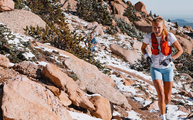 Sylvia Nordskar møter vinteren på tur opp mot Pikes Peak. (Foto: Golden Trail World Series)