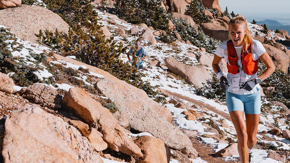Sylvia Nordskar møter vinteren på tur opp mot Pikes Peak. (Foto: Golden Trail World Series) 