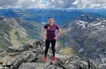 Isabel Aarnes på Hornindalsrokken dagen etter Hornindalsvatnet maraton sist sommer.