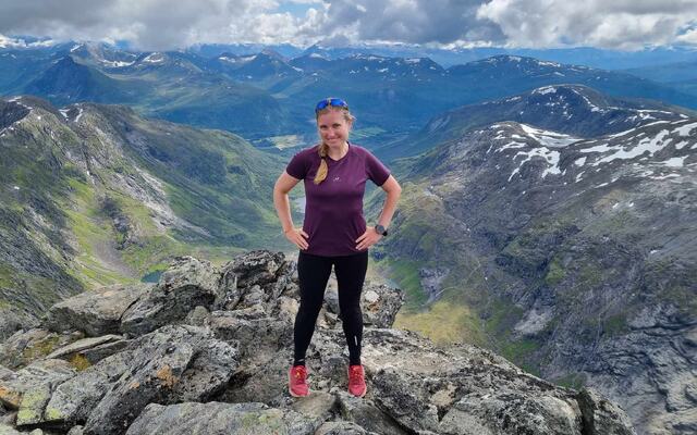 Isabel Aarnes på Hornindalsrokken dagen etter Hornindalsvatnet maraton sist sommer. (Privat foto)