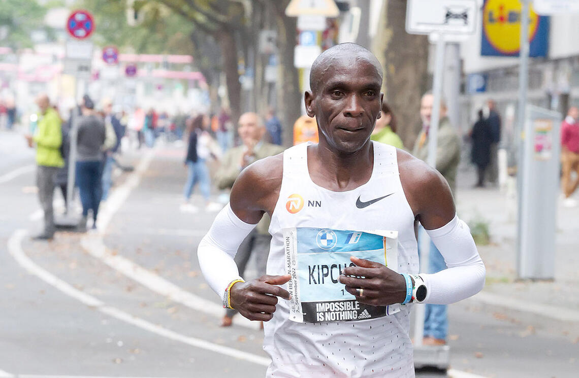 Eliud Kipchoge satte nåværende verdensrekord på maraton da han løp på 2.01.09 i Berlin i fjor. (Foto: photorun.net) 