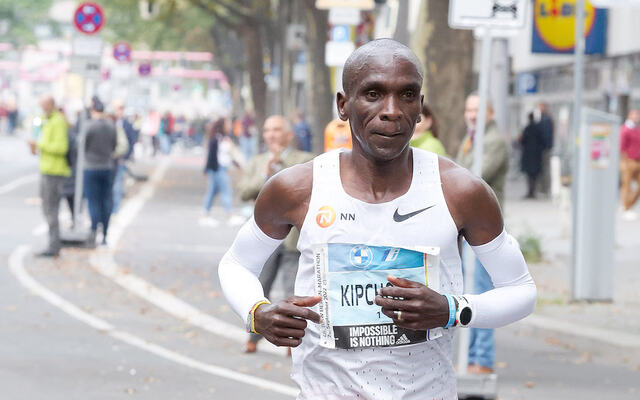Eliud Kipchoge da han satte verdensrekord med 2.01.09 i Berlin i 2022 (Foto: photorun.net)