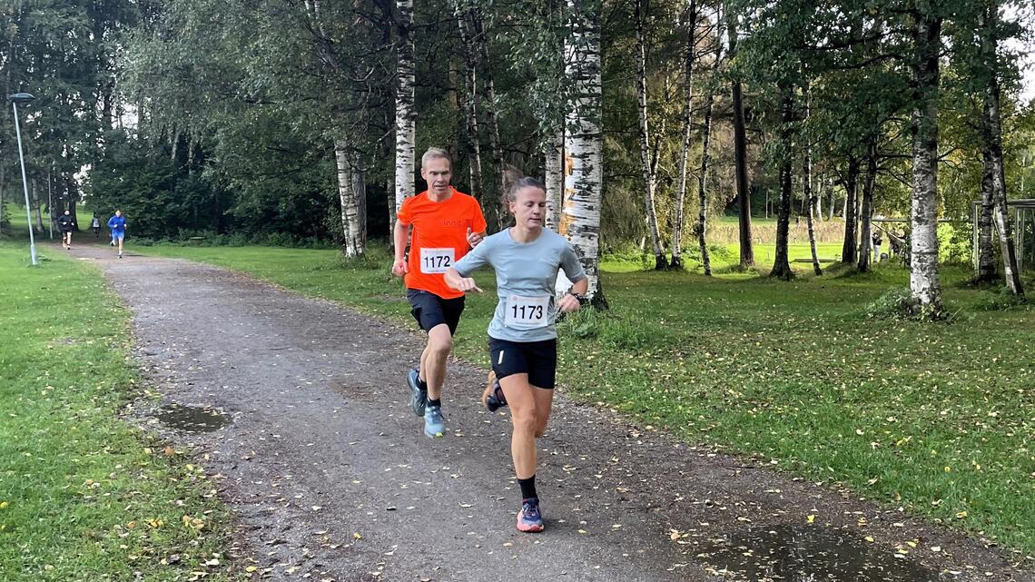 Ragnhild Haukåen foran Jo Reistad på den første runden i Ankerskogen. (Foto: Marit Aamdal)