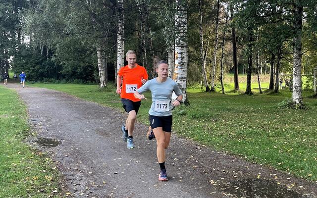 Ragnhild Haukåen foran Jo Reistad på den første runden i Ankerskogen. (Foto: Marit Aamdal)