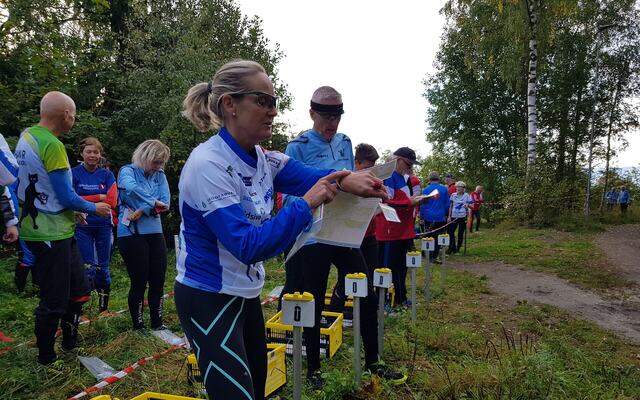 Anne Marit Bordal setter i gang klokka og GPS-sporing. (Foto: Stein Arne Negård)