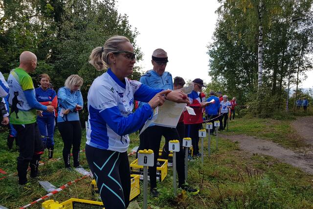 Anne Marit Bordal setter i gang klokka og GPS-sporing. (Foto: Stein Arne Negård)