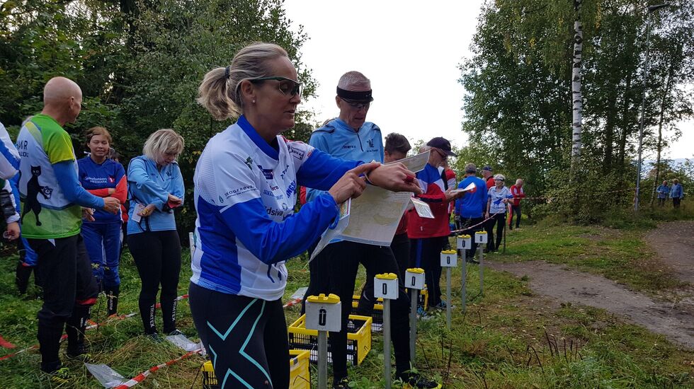 Anne Marit Bordal setter i gang klokka og GPS-sporing. (Foto: Stein Arne Negård)