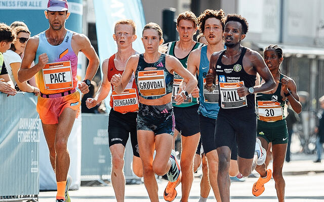 Etter 15 km: Karolines og hennes britiske fartsholder sammen med blant annet Haugesund ILs Tedros Haile som ble sjette beste norske mannlige løper. (Foto: arrangøren)