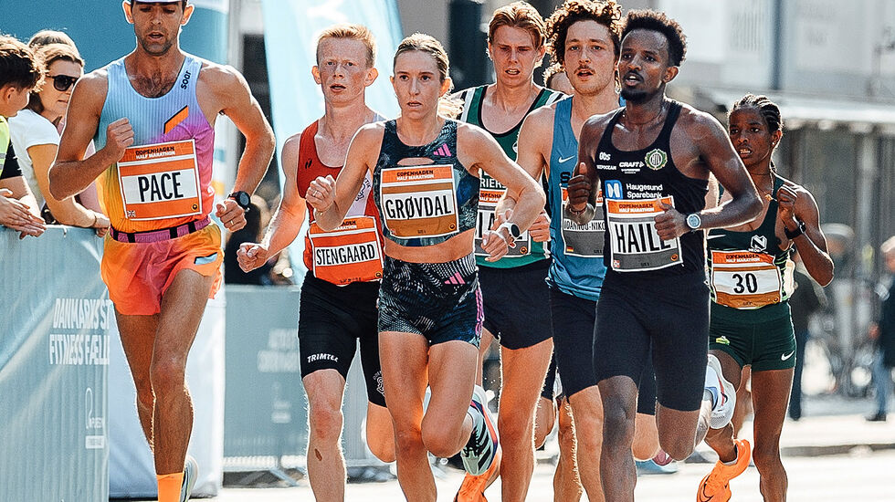 Etter 15 km: Karolines og hennes britiske fartsholder sammen med blant annet Haugesund ILs Tedros Haile som ble sjette beste norske mannlige løper. (Foto: arrangøren)