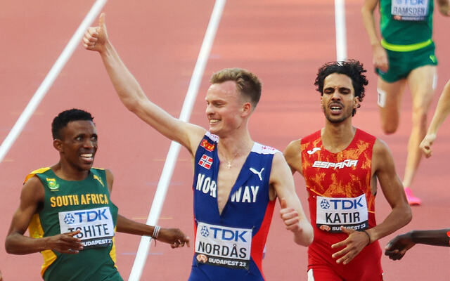 Narve Gilje Nordås jubler for avansement til 1500 m-finalen under friidretts-VM i Budapest i august. (Foto: Arne Dag Myking)