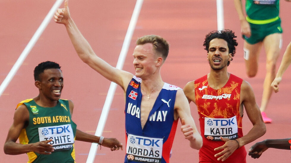 Narve Gilje Nordås jubler for avansement til 1500 m-finalen under friidretts-VM i Budapest i august. (Foto: Arne Dag Myking)