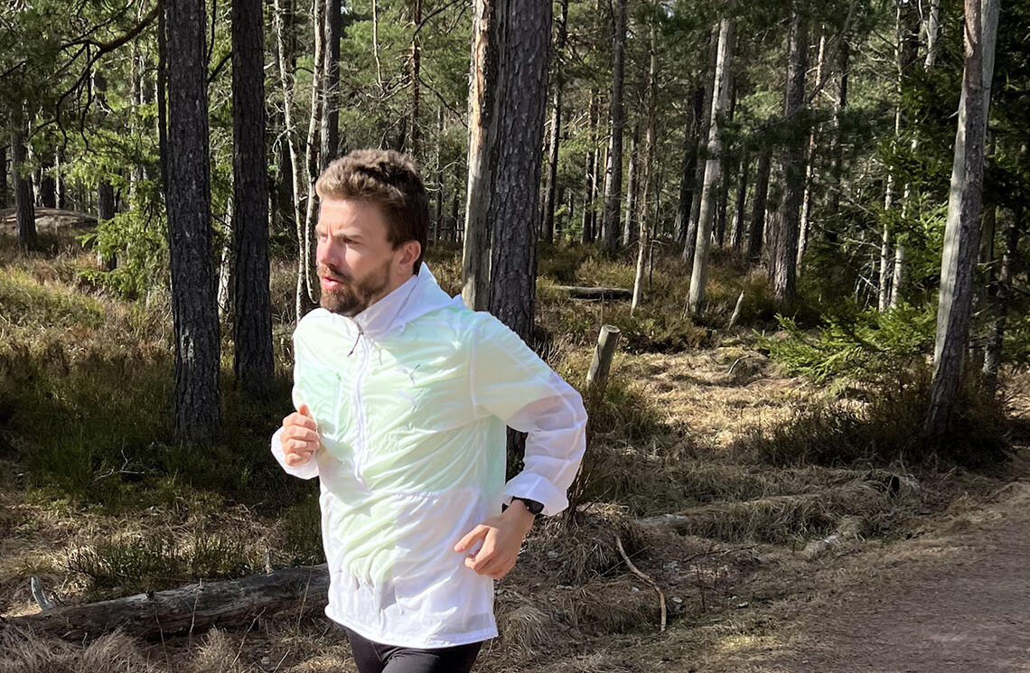 Kristian Ulriksen lar et par av de lengste turene i maratonoppkjøringen gå i god fart i kupert terreng. (Foto:  André Hjorteseth)