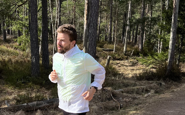 Kristian Ulriksen lar et par av de lengste turene i maratonoppkjøringen gå i god fart i kupert terreng. (Foto: André Hjorteseth)