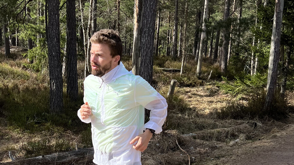 Kristian Ulriksen lar et par av de lengste turene i maratonoppkjøringen gå i god fart i kupert terreng. (Foto: André Hjorteseth)