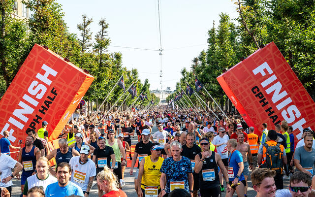 24380 løp i mål langs Fredriksberg Alle - 557 brøt underveis på en veldig varm seinsommerdag. (Foto: arrangøren)