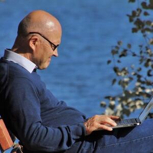 Bilde av senior med datamaskin