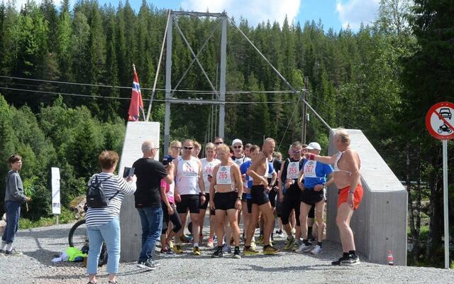 Arne Moren dirigerer det store startfeltet da den første Strandvoldrunden på 25 år ble arrangert i 2018. (Foto fra Strandvoldbruas Venners facebookside)