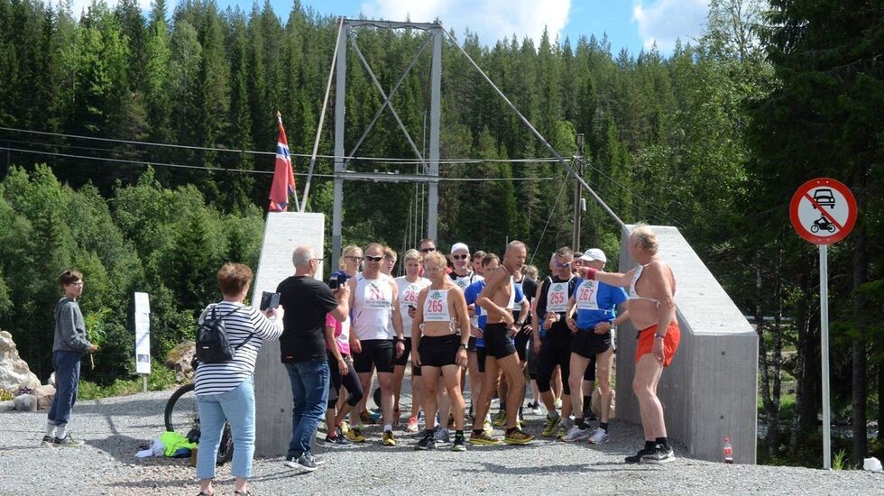 Arne Moren dirigerer det store startfeltet da den første Strandvoldrunden på 25 år ble arrangert i 2018. (Foto fra Strandvoldbruas Venners facebookside)