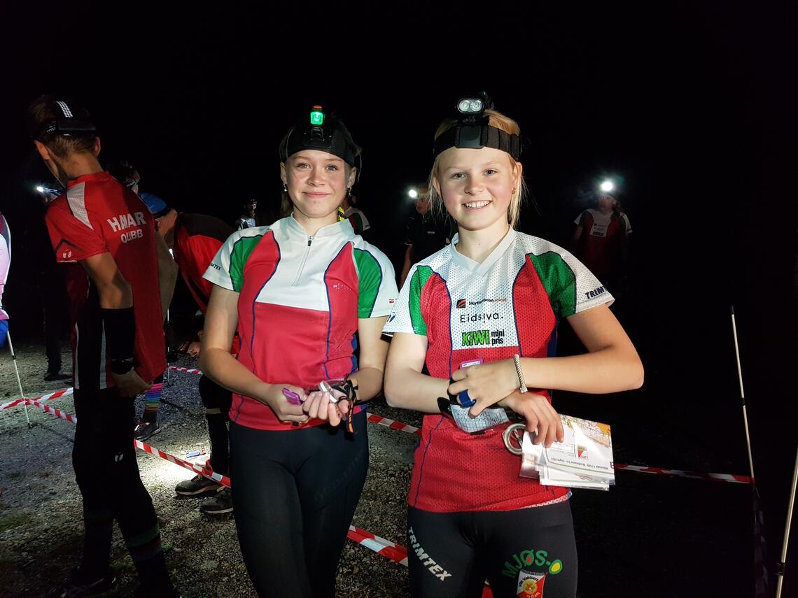 Maren og Mari fra Vang OL er spente før start. (Foto: Stein Arne Negård)