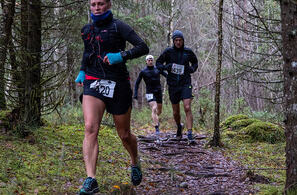 Voss Backyard Ultra 10 timars går i det flate skogsområdet på Bømoen. (Foto: arrangør)