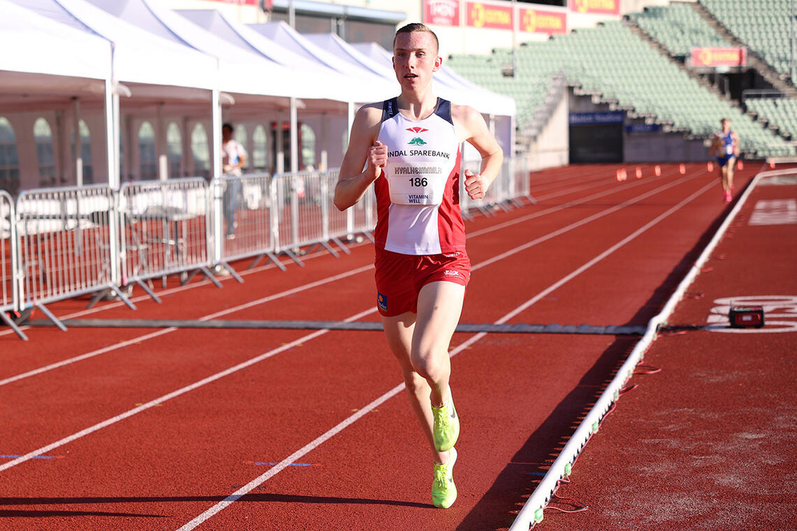 Magnus Øyen imponerte da han vant Kvalheimmila med ny aldersrekord for 16-åringer. 14.17,51 på 5000 meter. (Foto: Tom-Arild Hansen)