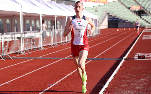 Magnus Øyen imponerte da han vant Kvalheimmila med ny aldersrekord for 16-åringer. 14.17,51 på 5000 meter. (Foto: Tom-Arild Hansen)