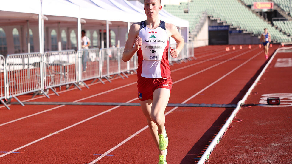 Magnus Øyen imponerte da han vant Kvalheimmila med ny aldersrekord for 16-åringer. 14.17,51 på 5000 meter. (Foto: Tom-Arild Hansen)