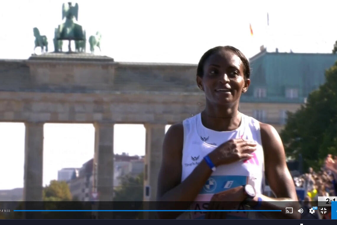 I sin tredje maraton løp Tigist Assefa inn til en fantastisk ny verdensrekord på distansen. (Foto: skjermprint fra streaming Olympic Channel)
