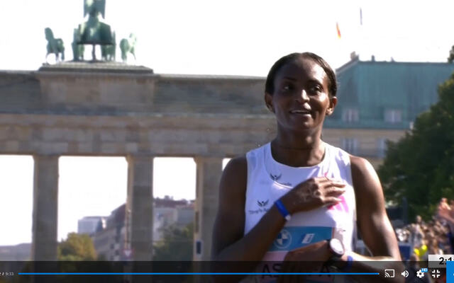 I sin tredje maraton løp Tigist Assefa inn til en fantastisk ny verdensrekord på distansen. (Foto: skjermprint fra streaming Olympic Channel)