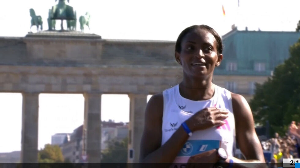 I sin tredje maraton løp Tigist Assefa inn til en fantastisk ny verdensrekord på distansen. (Foto: skjermprint fra streaming Olympic Channel)